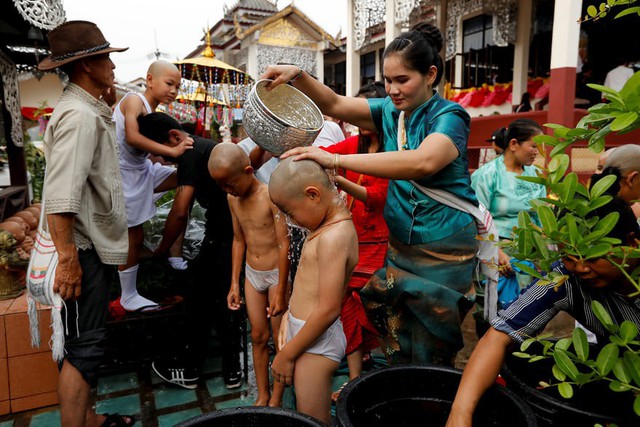 Nghi lễ ‘Quy y cửa Phật’ của những cậu bé xinh như hoa ở Thái Lan - Ảnh 3.