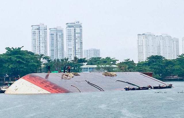 Sà lan lật trên sông Sài Gòn trong mưa - Ảnh 1.