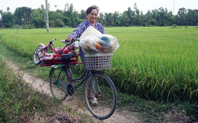 Nghệ nhân bài chòi... mua ve chai, bán vé số - Ảnh 1.