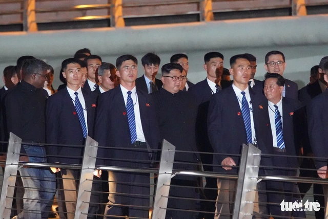 Ông Kim Jong Un cùng dạo phố, selfie với ngoại trưởng Singapore - Ảnh 7.
