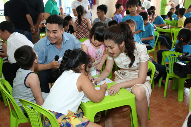 Hoa hậu Mỹ Linh tặng bàn ghế mới cho các em Làng Nhân Ái - Ảnh 2.