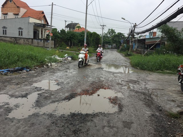 Dân khổ vì đường nắng bụi, mưa lầy quanh năm - Ảnh 1.
