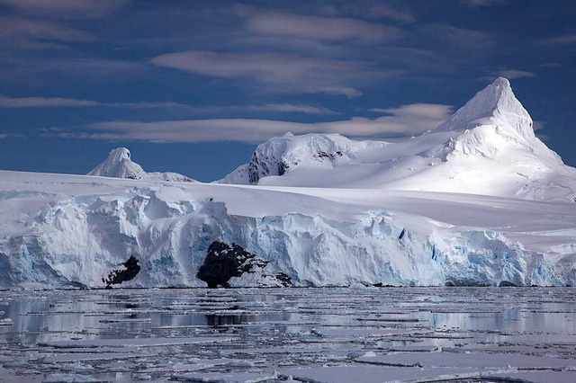 Băng Nam Cực tan khiến nước biển dâng 1cm - Ảnh 1.