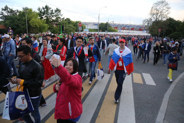 Cảm xúc trái ngược của CĐV Nga sau đại thắng ở World Cup - Ảnh 9.