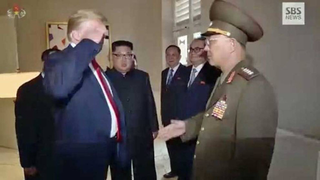Ông Trump hứng gạch đá vì chào kiểu nhà binh với tướng Triều Tiên - Ảnh 1.