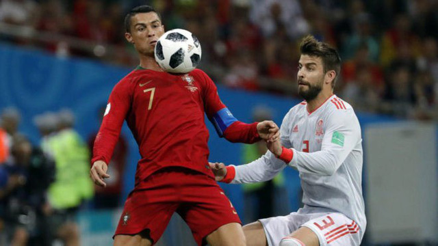 Pique: Ronaldo rất thích vờ té ngã - Ảnh 1.