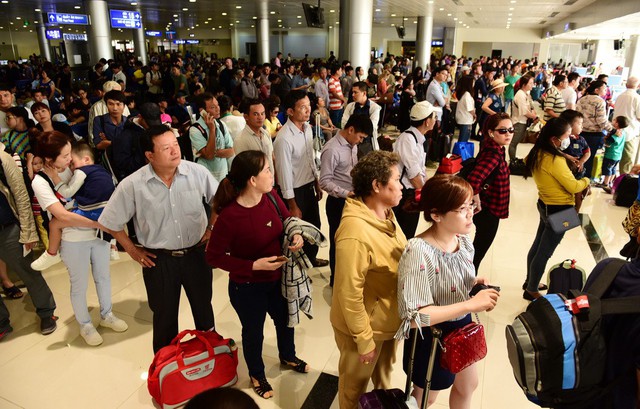 Số lượng khách đi lại bằng máy bay ngày càng tăng, tần suất bay vượt công suất thiết kế nhiều lần khiến một số đường băng tại sân bay Tân Sơn Nhất và Nội Bài xuống cấp nghiêm trọng - Ảnh: Q.Định