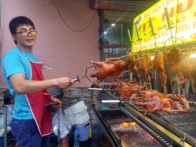 Dân Sài Gòn chi tiền triệu ăn Tết đoan Ngọ - Ảnh 3.