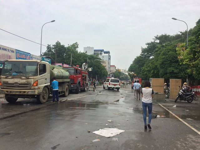 Chợ Sóc Sơn ở Hà Nội bị thiêu rụi sau cháy lớn - Ảnh 6.