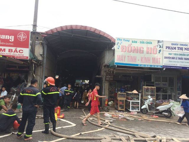 Chợ Sóc Sơn ở Hà Nội bị thiêu rụi sau cháy lớn - Ảnh 7.