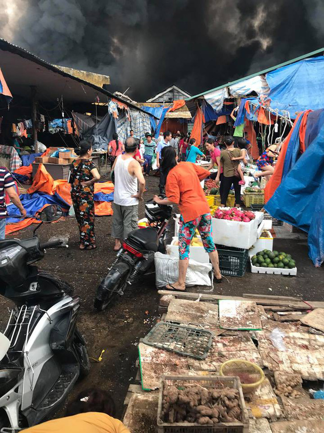 Chợ Sóc Sơn ở Hà Nội bị thiêu rụi sau cháy lớn - Ảnh 4.