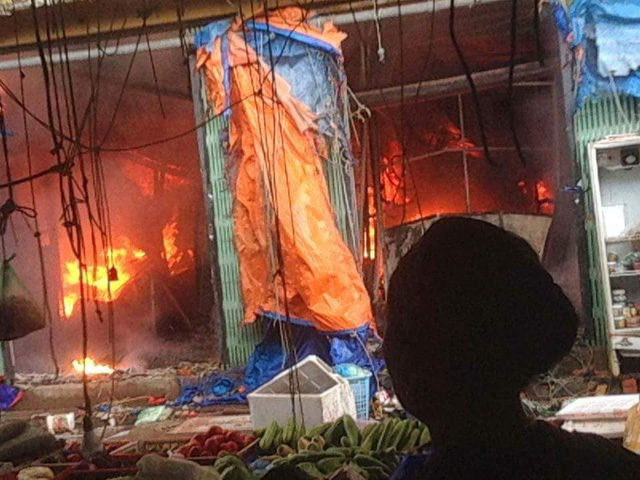 Chợ Sóc Sơn ở Hà Nội bị thiêu rụi sau cháy lớn - Ảnh 5.