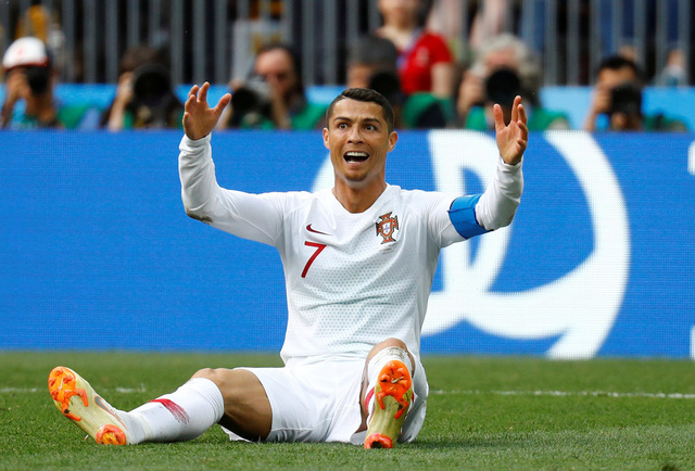 Có phải bộ đàm trọng tài hư khiến Ronaldo mất bàn thắng? - Ảnh 1.