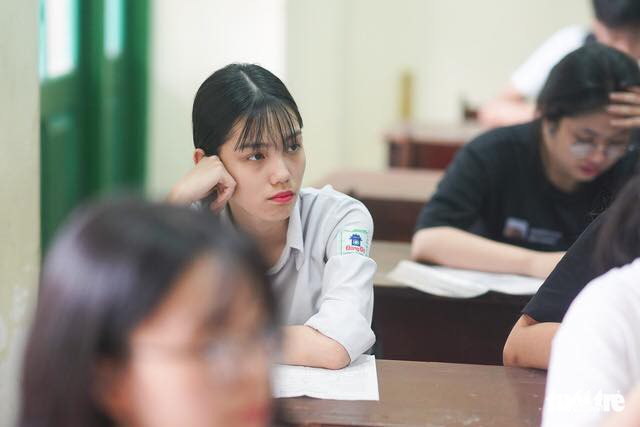 Thí sinh bắt  đầu thi môn Ngữ văn - Ảnh 1.