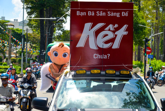 Bí mật đoàn xe chở “thần tình yêu” ở Sài Gòn - Ảnh 2.