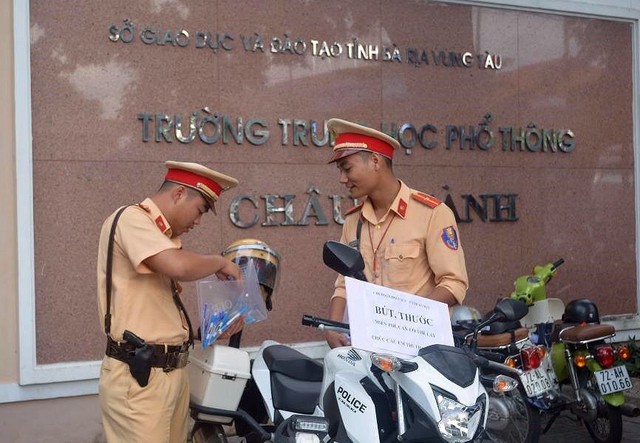 CSGT Bà Rịa phát miễn phí bút, thước cho thí sinh - Ảnh 1.