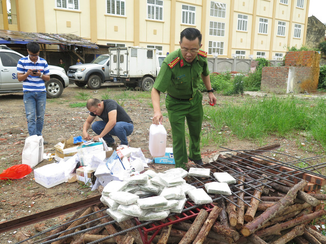 Thiêu hủy gần 600 bánh heroin liên quan tử tù trốn trại Nguyễn Văn Tình - Ảnh 1.