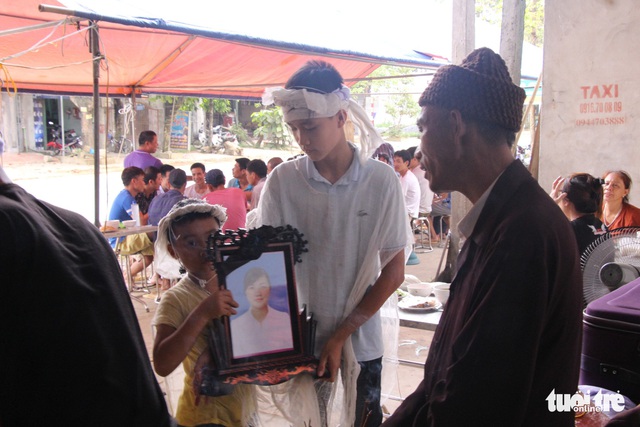 Mẹ lên trời rồi, không ở với con nữa - Ảnh 2.