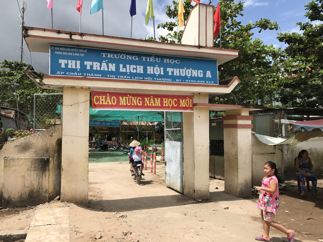 Học sinh ngồi nhầm lớp, hiệu trưởng xuống làm giáo viên - Ảnh 1.