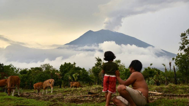 Bali đóng cửa sân bay quốc tế vì phun trào núi lửa - Ảnh 1.