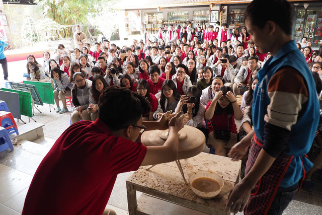 Phụ huynh Hà Nội xếp hàng trong đêm nộp đơn học lớp 10 cho con - Ảnh 1.