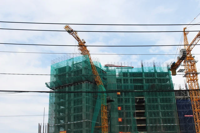 Cần cẩu đang thi công bất ngờ gãy sập - Ảnh 1.