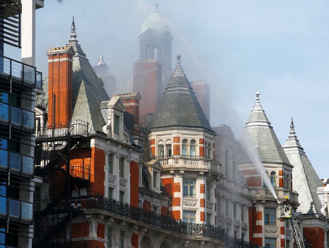 Cháy khách sạn hơn London, hơn 100 lính cứu hỏa tham gia dập lửa - Ảnh 1.