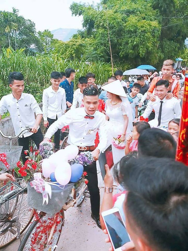 Chú rể gây sốt với màn rước dâu bằng xe đạp - Ảnh 8.