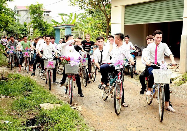 Chú rể gây sốt với màn rước dâu bằng xe đạp - Ảnh 4.