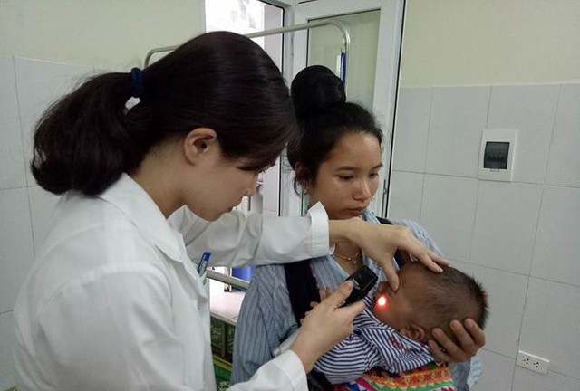 Bé 7 tháng phải bỏ nhãn cầu vì nhỏ sữa mẹ chứa loét giác mạc - Ảnh 1.