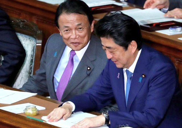 Bộ trưởng Nhật trả lại 1 năm lương vì bê bối - Ảnh 1.