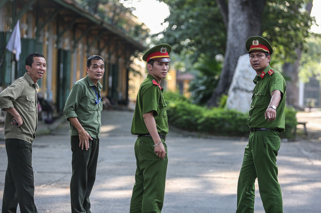 Công an Hà Nội làm việc với thầy giáo làm lọt đề thi - Ảnh 1.