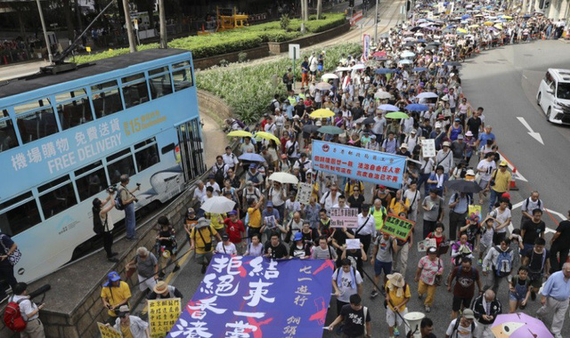Hong Kong ngày 1-7: Chính quyền vui lễ, dân tuần hành - Ảnh 2.