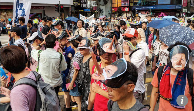 Hong Kong ngày 1-7: Chính quyền vui lễ, dân tuần hành - Ảnh 3.