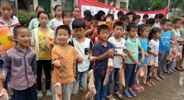 Học sinh giỏi ở Trung Quốc nhận phần thưởng là thịt heo - Ảnh 1.