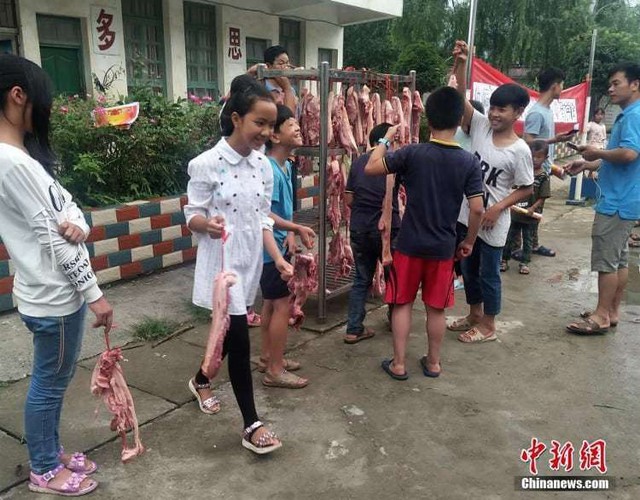 Học sinh giỏi ở Trung Quốc nhận phần thưởng là thịt heo - Ảnh 2.