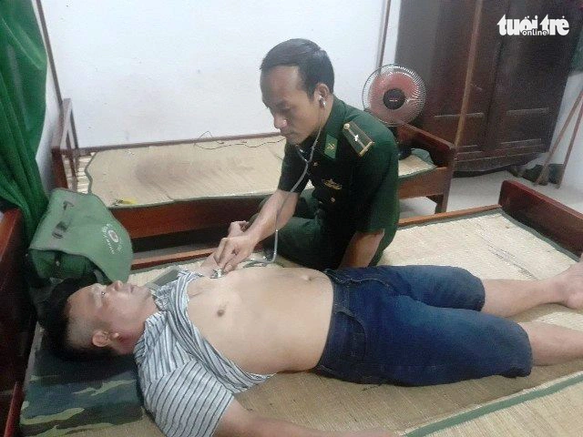 Giải cứu 9 ngư dân bị chìm tàu ở cửa biển Thuận An - Ảnh 1.