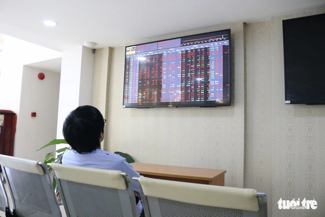 Cổ phiếu ngân hàng bị bán ròng, VN Index thủng mốc 900 điểm - Ảnh 1.