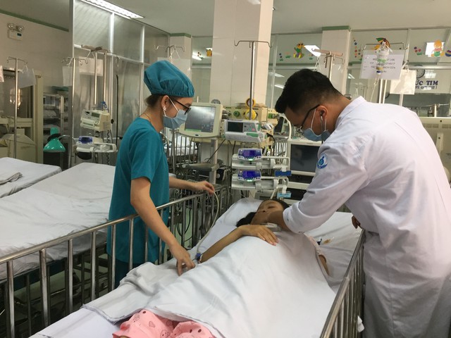 Phẫu thuật thành công một bé gái bị tắc nghẽn tĩnh mạch cửa - Ảnh 1.