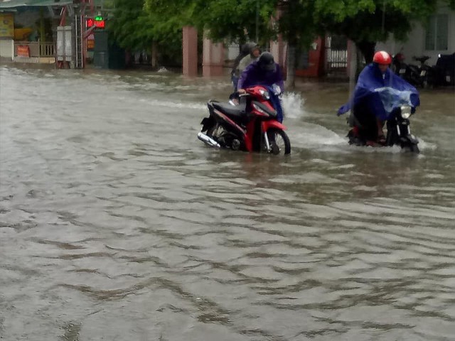 Mưa lớn kéo dài, đường phố Hà Tĩnh thành sông - Ảnh 2.