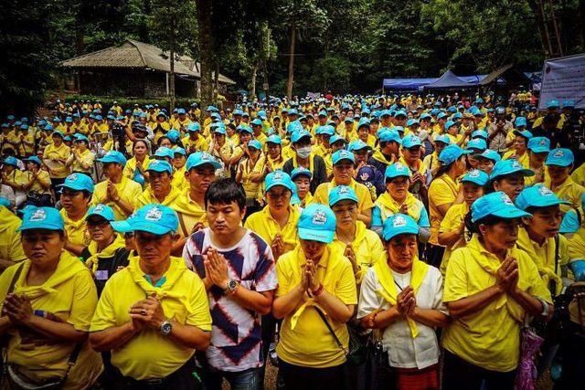Giải cứu đội bóng Thái Lan: cầu nguyện nữ thần hang Tham Luang - Ảnh 1.
