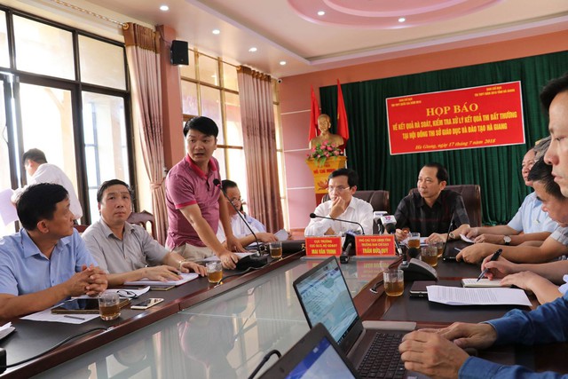 Con lãnh đạo có tên trên bảng điểm gian lận - Ảnh 1.