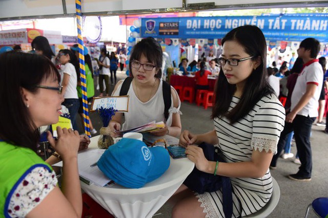Điểm sàn xét tuyển ĐH: trường nào cũng giảm - Ảnh 1.