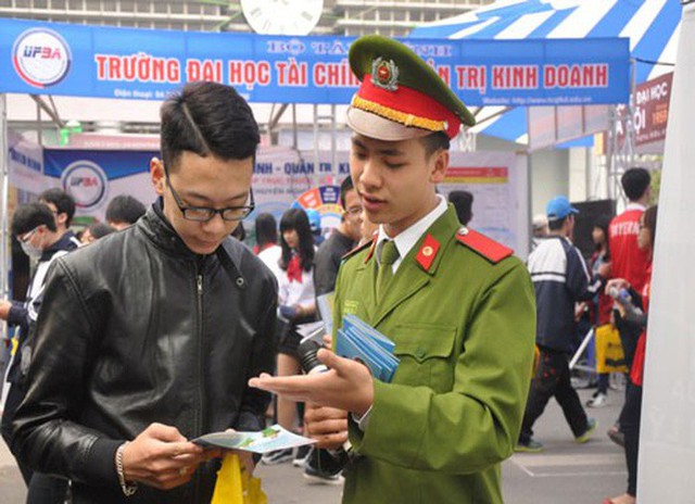 Tỉ lệ chọi vào các trường công an: 1 chọi 25 - Ảnh 1.