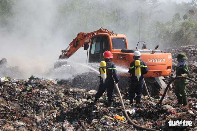 Cháy bãi rác ‘đóng cửa’ ở Nghệ An, dân lo ô nhiễm - Ảnh 4.