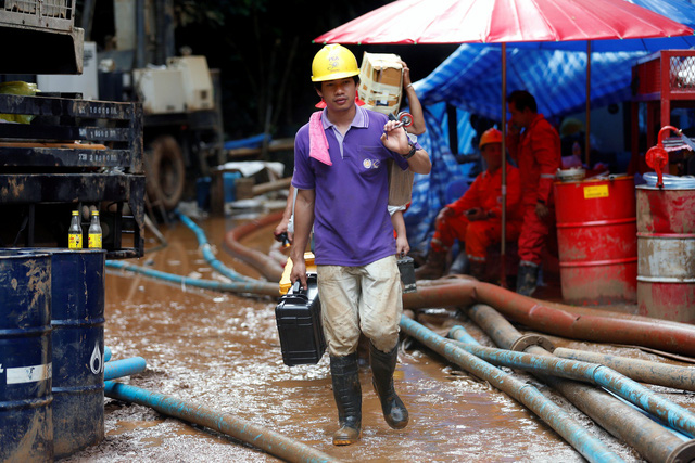 Sợ mưa, Thái Lan có thể phải gấp rút cứu đội bóng khỏi hang - Ảnh 1.