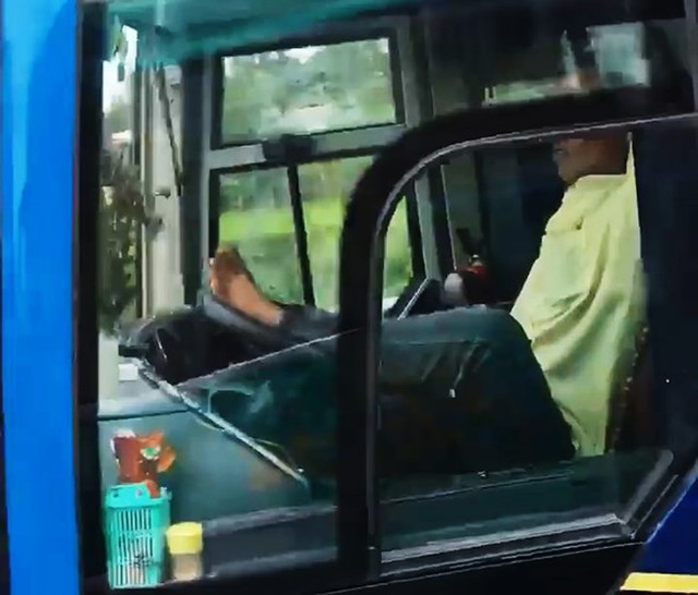 Phạt tài xế dùng chân lái xe khách trên cao tốc 7,5 triệu đồng - Ảnh 1.