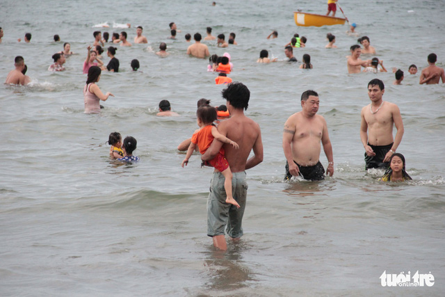 Nước biển tại Đà Nẵng vẫn đạt thông số yêu cầu - Ảnh 1.