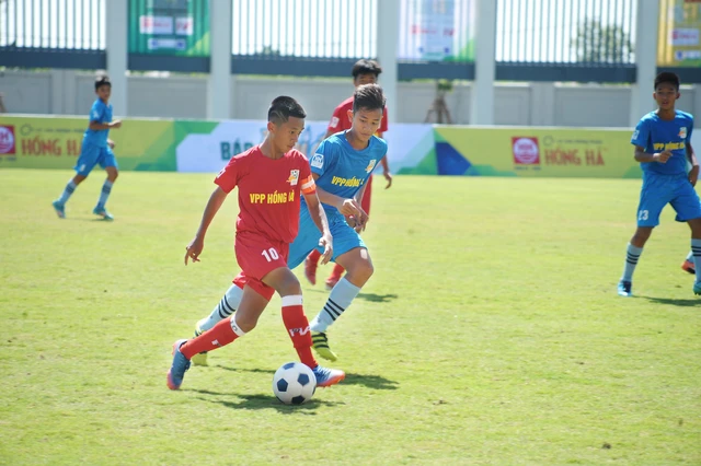 Nóng 40 độ nhưng không có cầu thủ U13 nào bị say nắng - Ảnh 1.