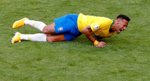 Bốn trận, nằm sân gần 14 phút, siêu Neymar hay siêu kịch sĩ? - Ảnh 1.